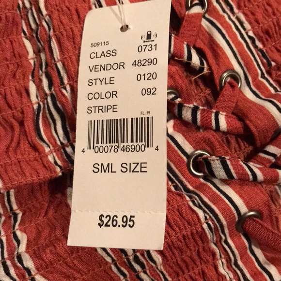 A crop shirt - Picture 2 of 3